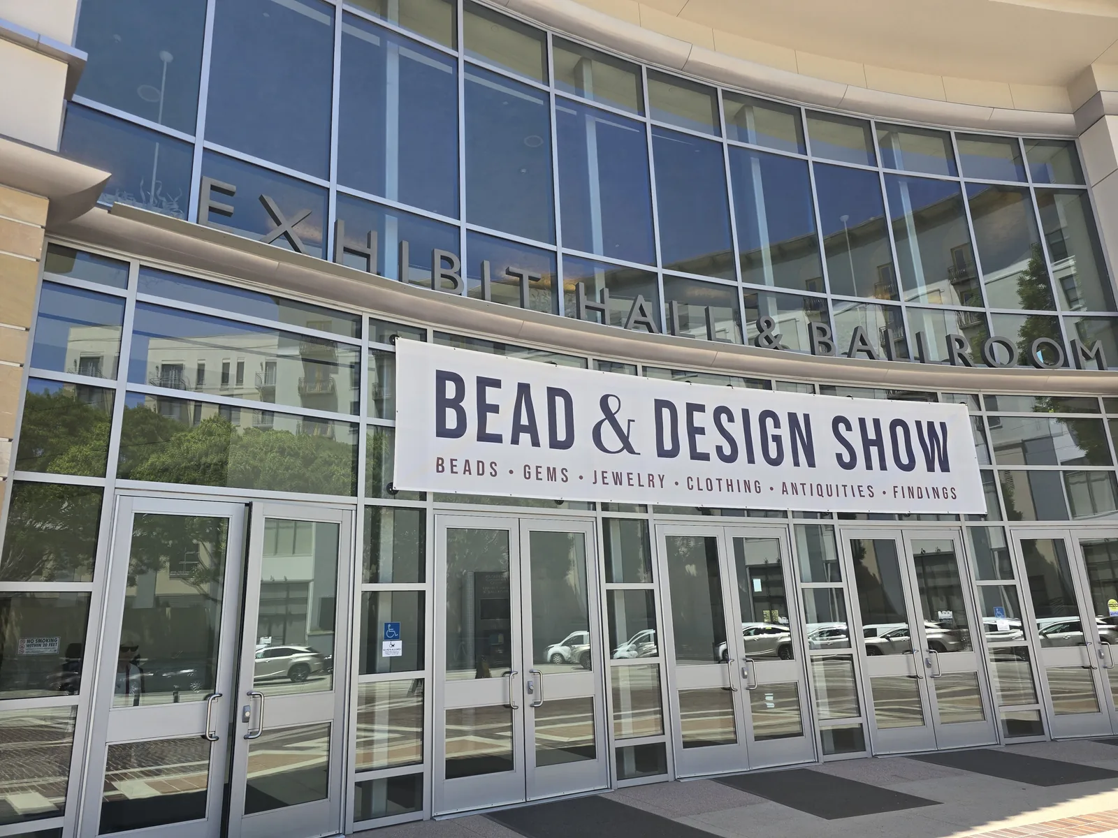 Pasadena 会议中心展厅入口的 BEAD and DESIGN SHOW 横幅,玻璃幕墙上方刻着 EXHIBIT HALL and BALLROOM