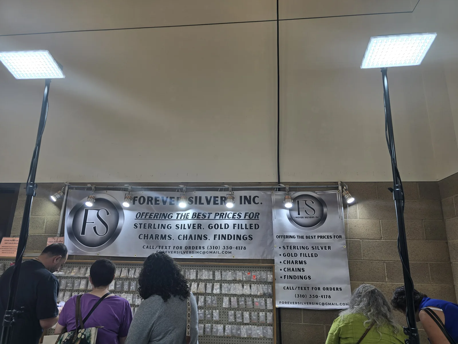 Pasadena Bead and Design Show 展位,整面洞洞板挂满小袋装的 925 银与包金链条、charms 与 findings
