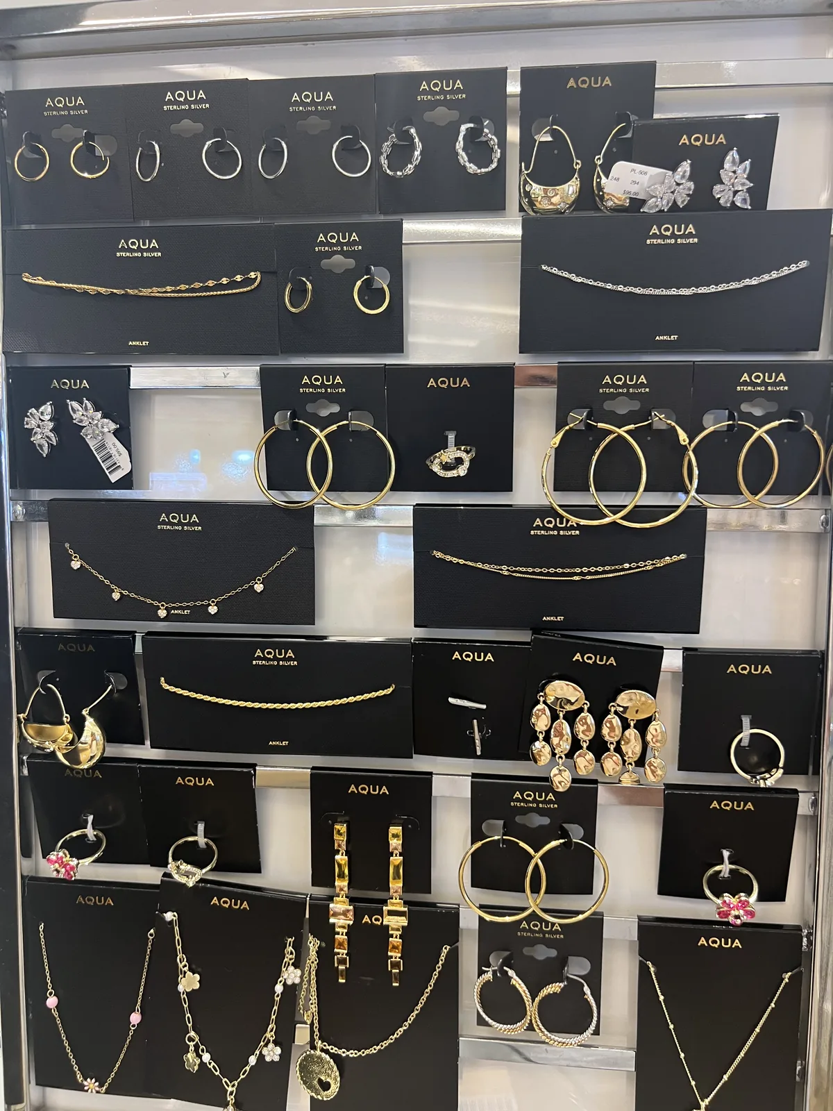 Bloomingdale's 自有品牌 AQUA STERLING SILVER 银饰墙,黑卡上的金银圈耳饰与脚链