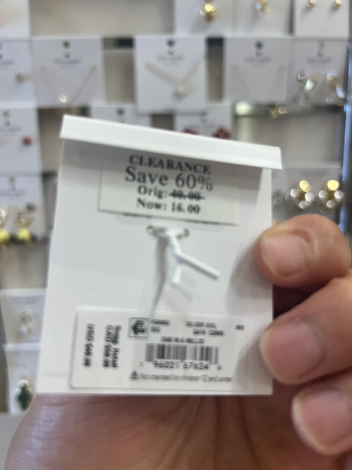Bloomingdale's 内 kate spade 饰品清仓标签,写着 CLEARANCE Save 60% Orig 40.00 Now 16.00