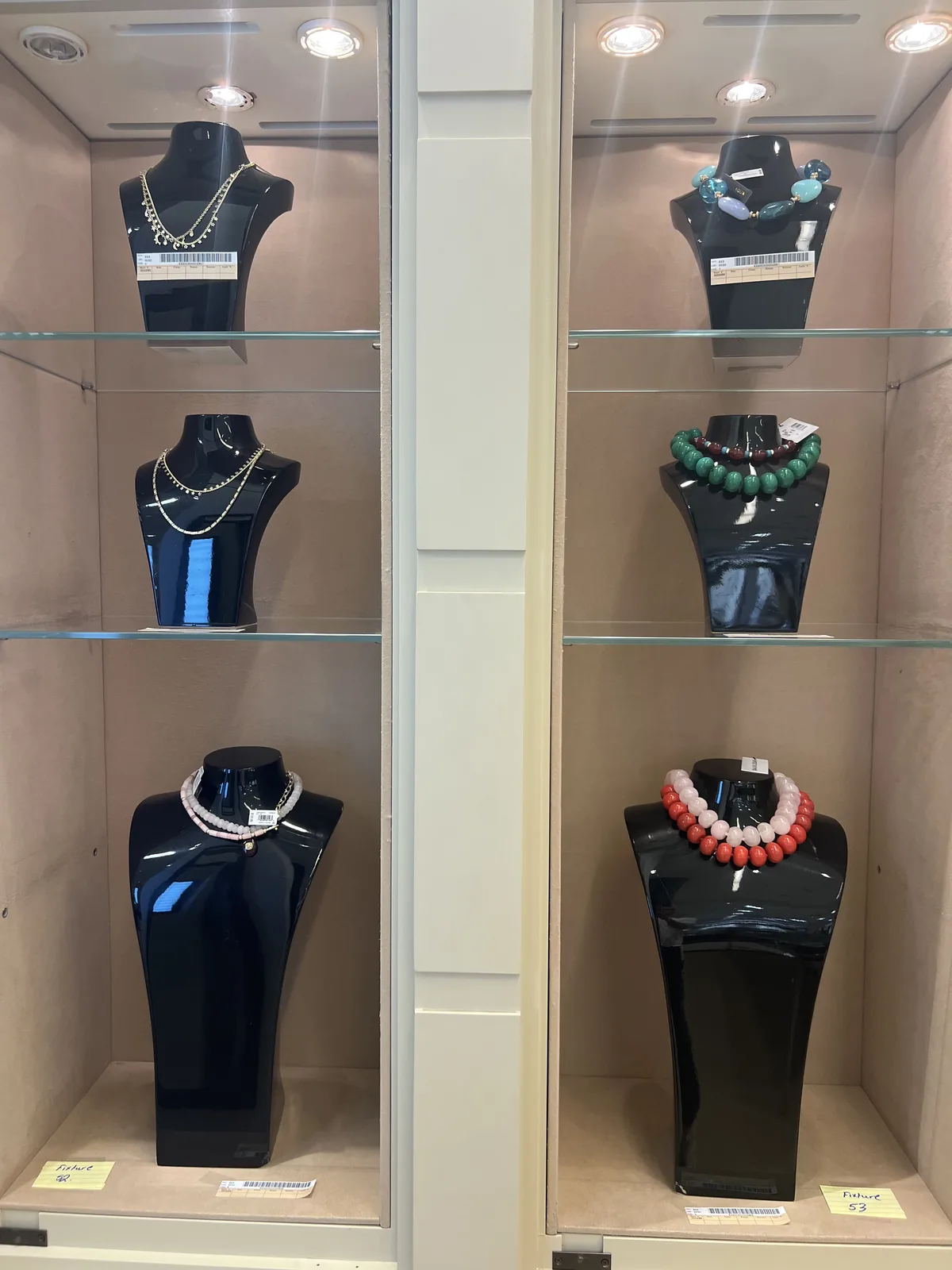 Bloomingdale's 灯柜里的装饰性大项链,绿松石、绿玛瑙、粉珊瑚串珠等