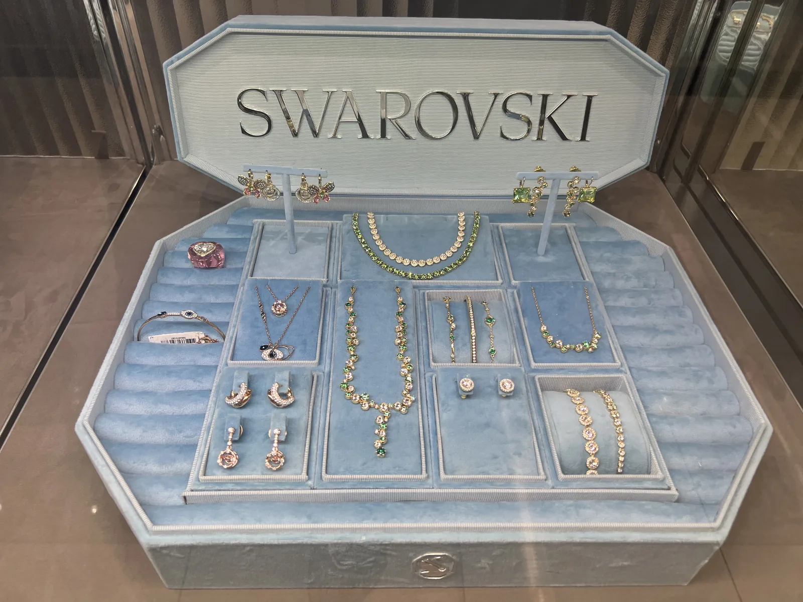 Bloomingdale's 内 Swarovski 品牌柜,冰蓝丝绒盒里陈列水晶项链耳饰
