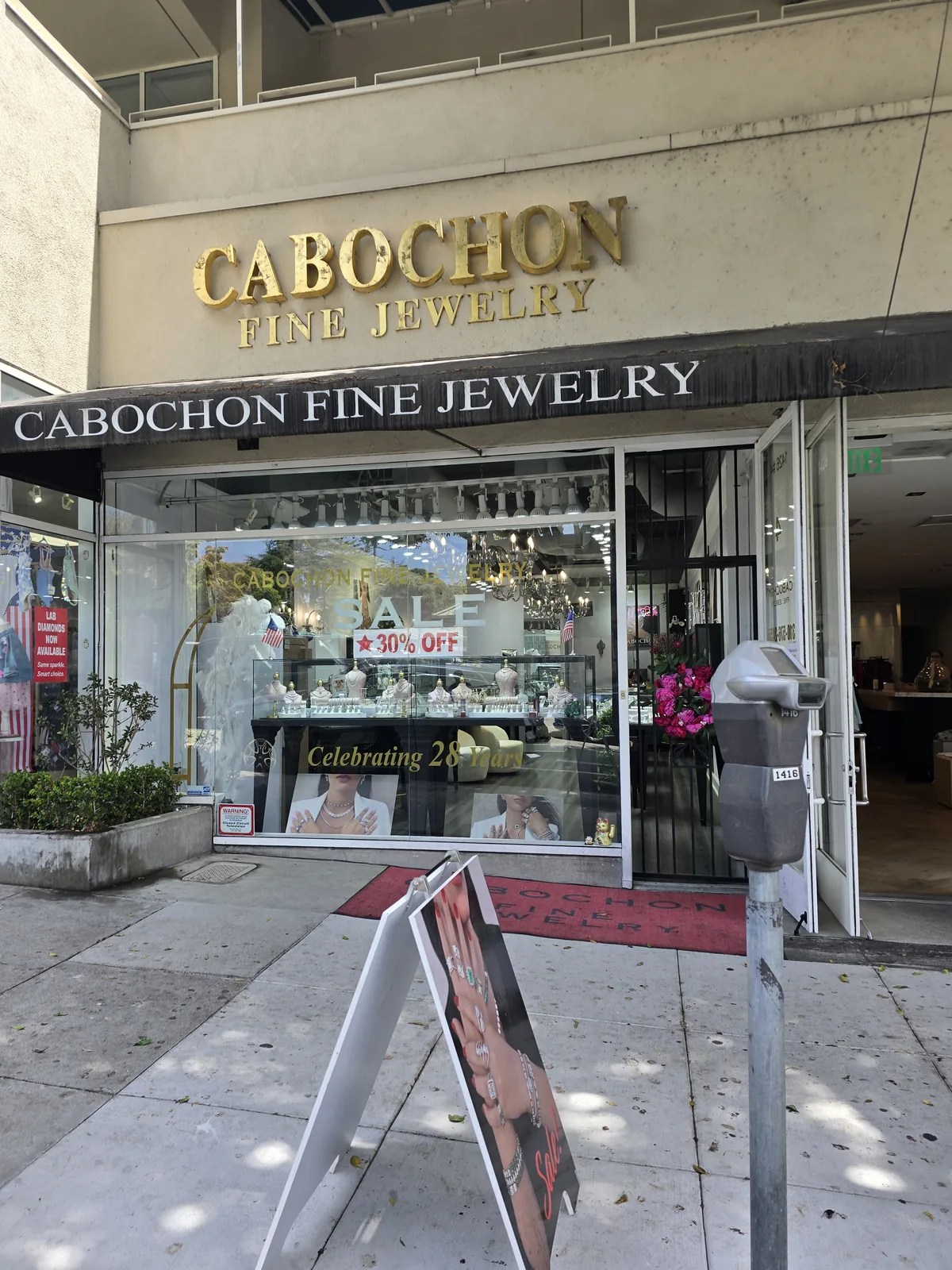 Cabochon Fine Jewelry 门头,金色招牌,橱窗打出 SALE 30% OFF 与 Celebrating 28 Years