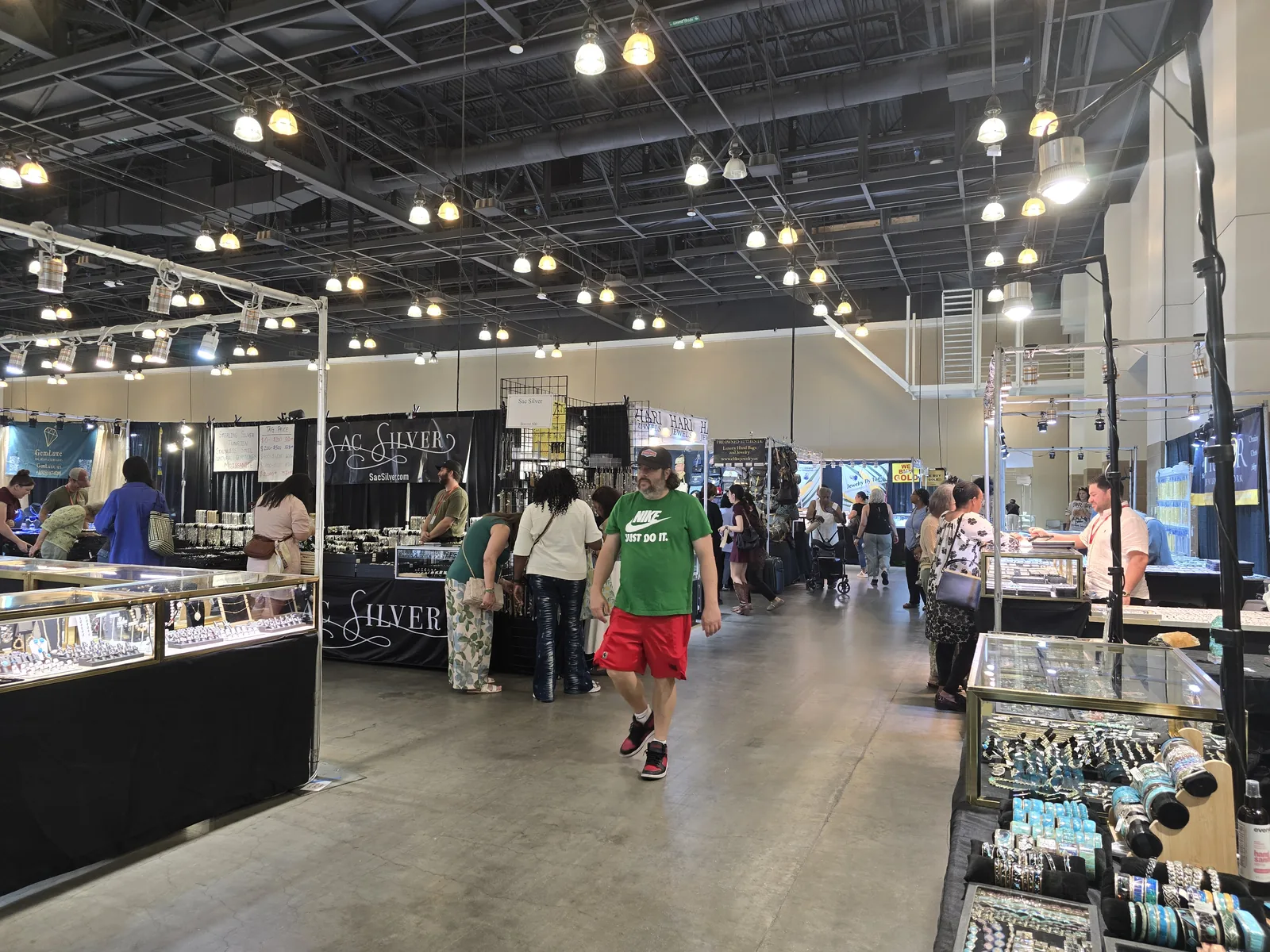 InterGem 展厅宽阔通道,两侧摊位一眼望不到头,中间人流走动