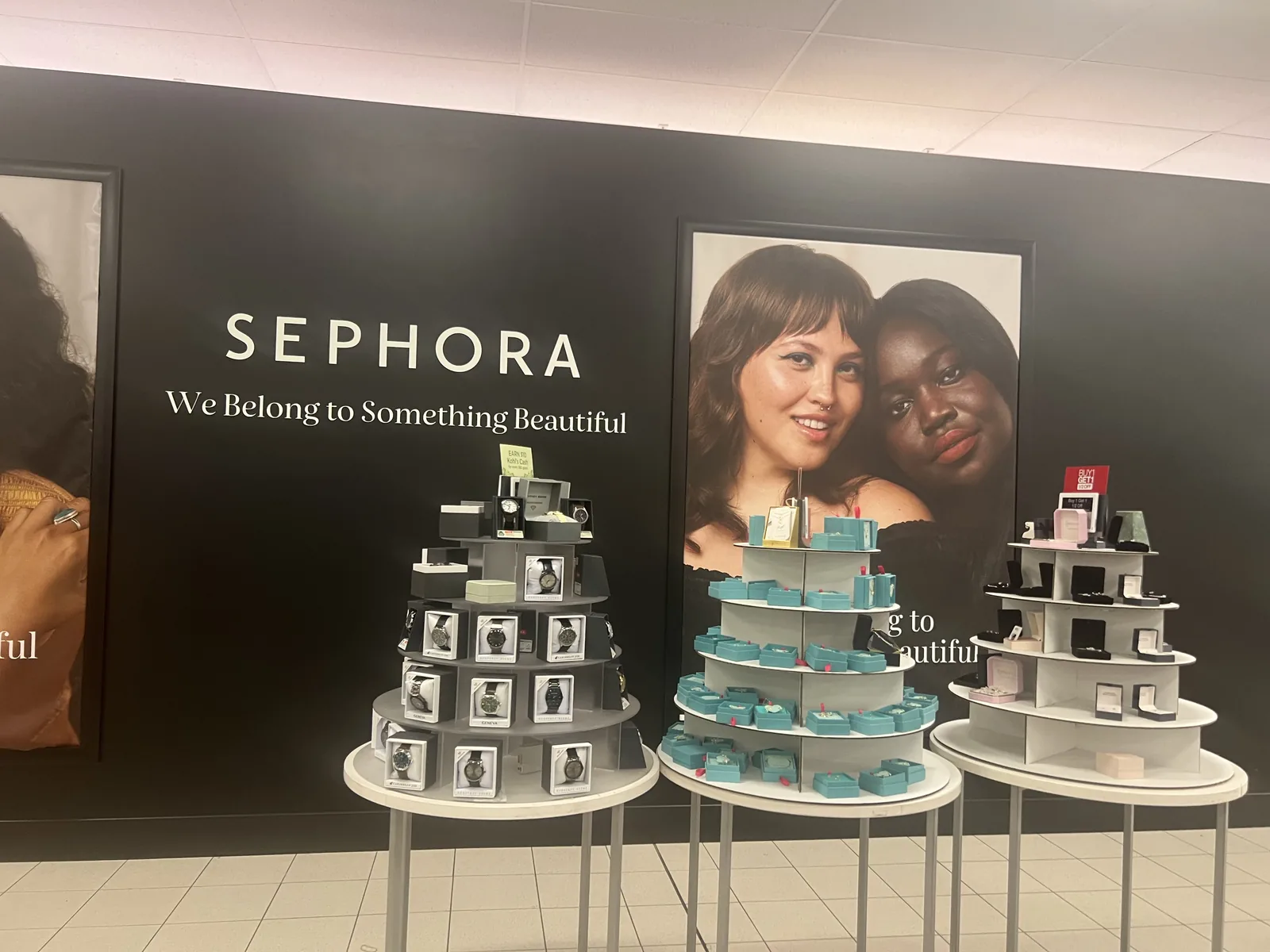 Kohl's 店内 Sephora at Kohl's 黑金美妆专柜背景,前方手表与珠宝礼盒陈列塔