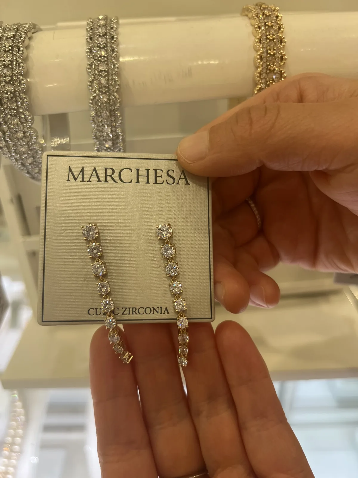 手持 Marchesa CUBIC ZIRCONIA 锆石长耳线,卡片明标 Cubic Zirconia