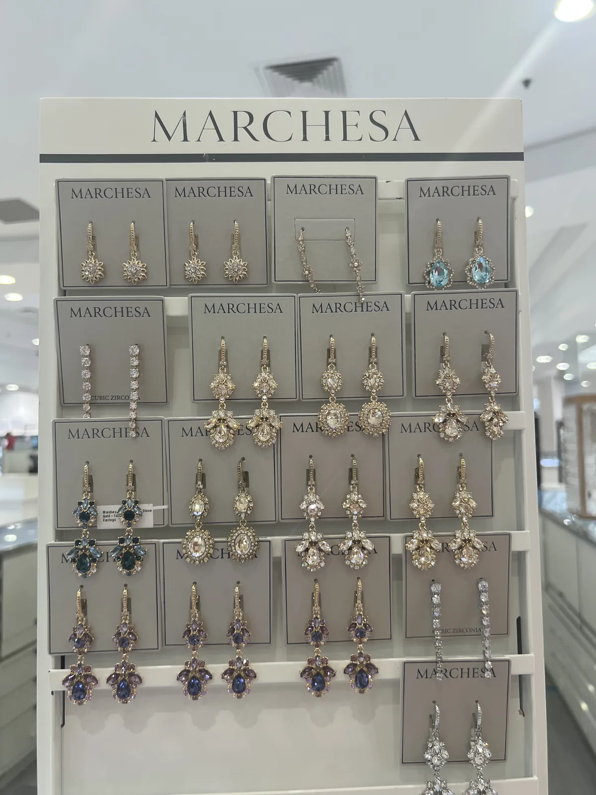 Macy's Marchesa 耳饰陈列塔,满架水钻与彩色玻璃耳坠