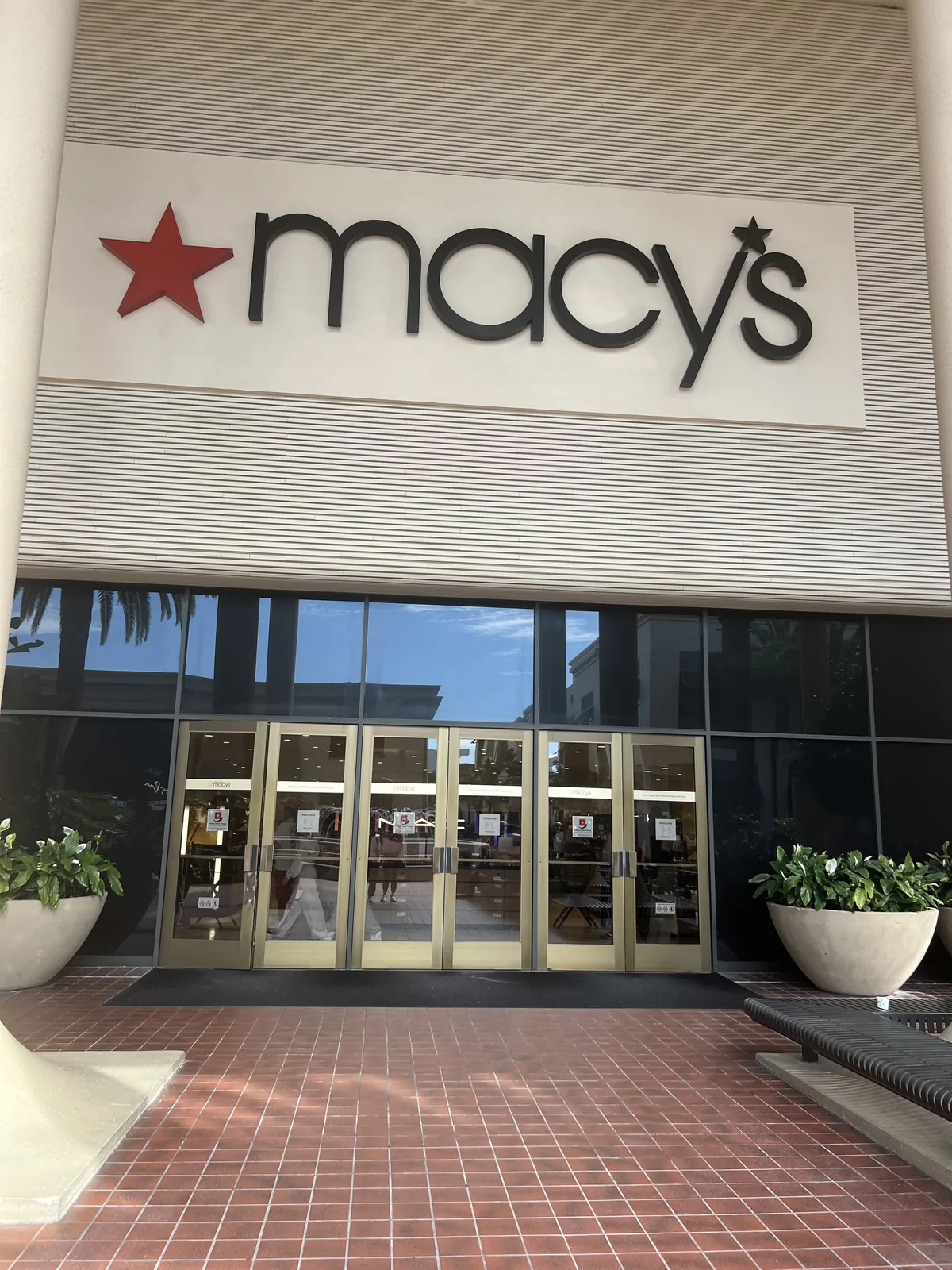 Macy's 位于加州 Fashion Island 的门店门面与红色星标 logo