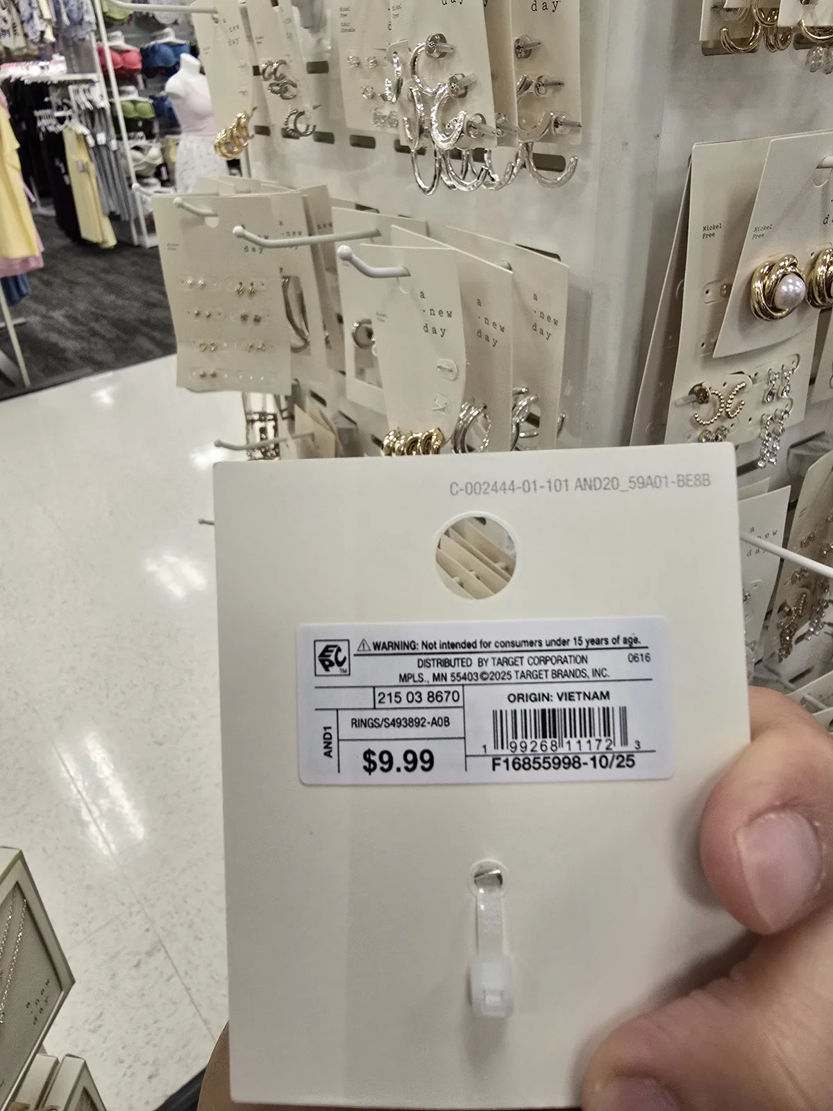 Target a new day 水钻戒指纸卡,标注 Size 8,手持展示